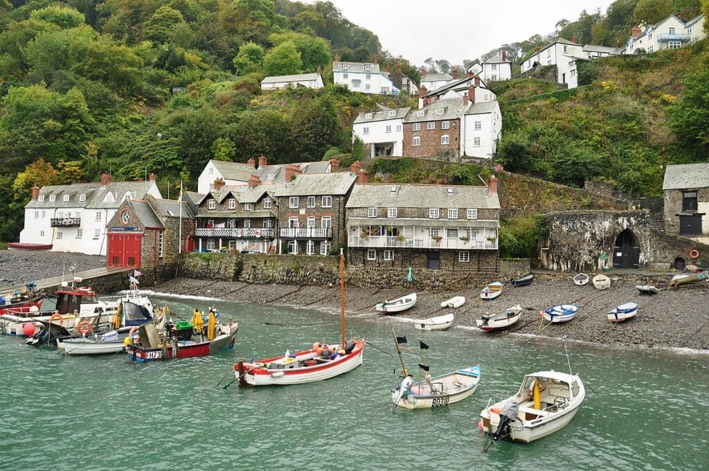 https://commons.wikimedia.org/wiki/File:Clovelly_harbour_%280932%29.jpg clovelly england