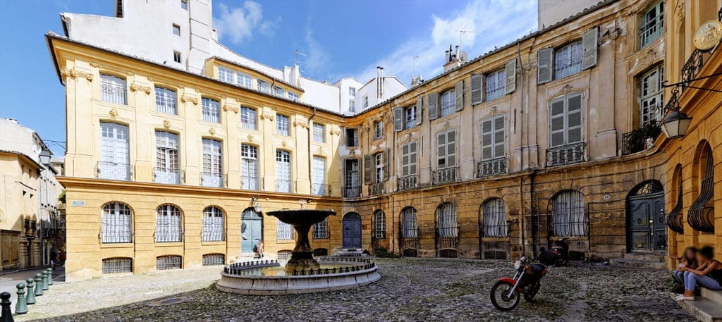 Aix-en-Provence_Place_d'Albertas_04