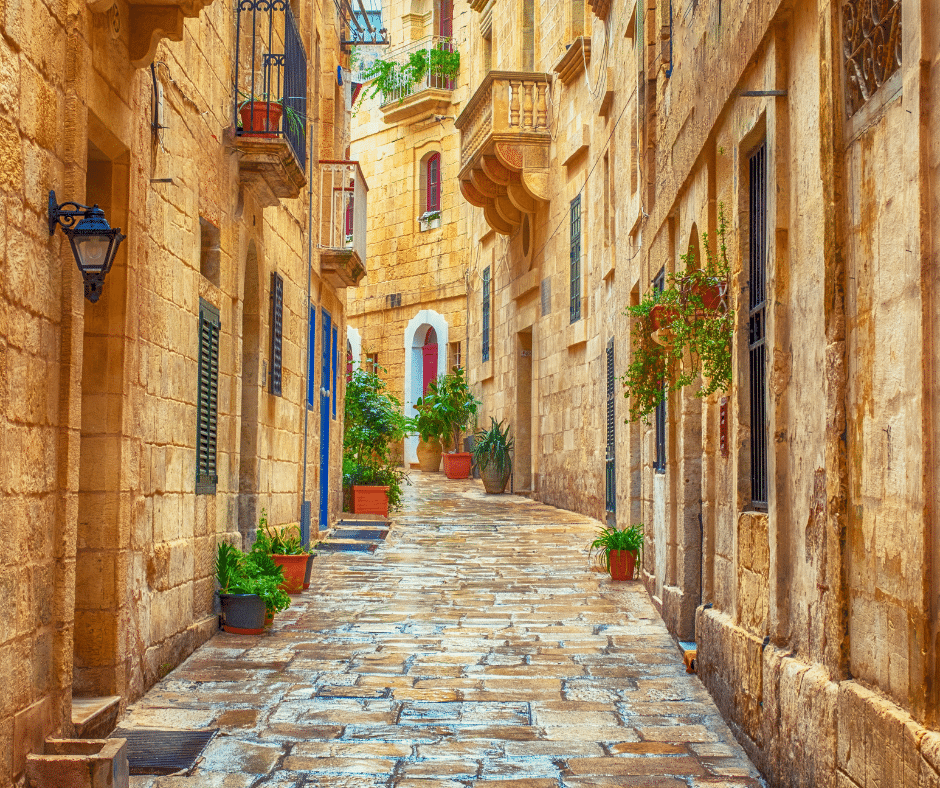 narrow alley in Birgu Old Town in Malta